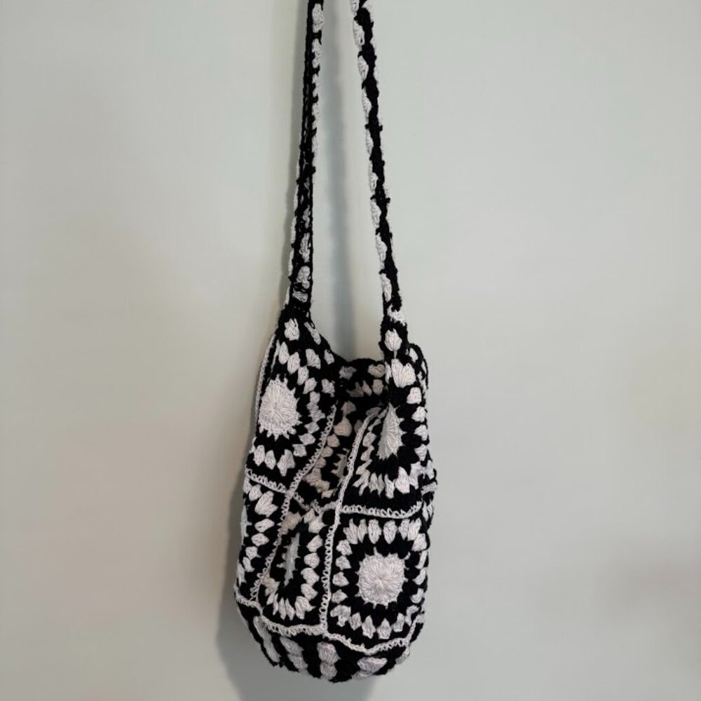 Urban Outfitters Crochet Black and White Bag - Picture 4 of 4